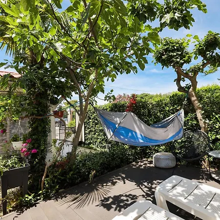 Beachfront House With Private Heated Jacuzzi And Garden Lejlighed
