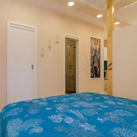 Beachfront House With Private Jacuzzi And Garden