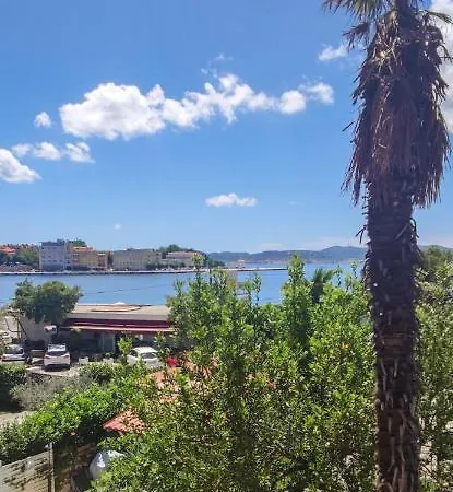 Beachfront House With Private Jacuzzi And Garden *