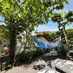 Beachfront House With Private Heated Jacuzzi And Garden Lägenhet