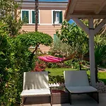 Apartman Beachfront House With Private Heated Jacuzzi And Garden Zára