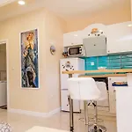 Apartman Beachfront House With Private Heated Jacuzzi And Garden