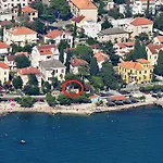 Apartman Beachfront House With Private Heated Jacuzzi And Garden