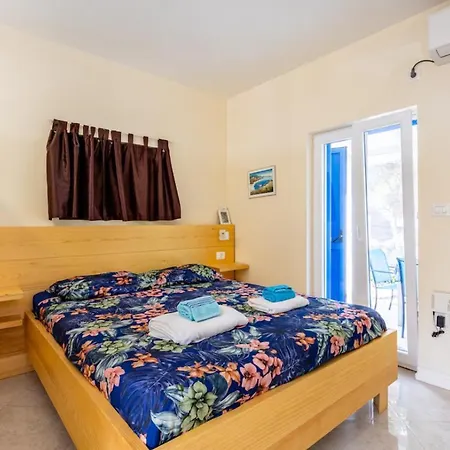 Beachfront House With Private Jacuzzi And Garden * Zadar