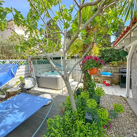 Apartment Beachfront House With Private Jacuzzi And Garden *