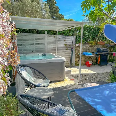 Beachfront House With Private Heated Jacuzzi And Garden Lägenhet