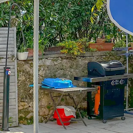 Lägenhet Beachfront House With Private Jacuzzi And Garden Zadar