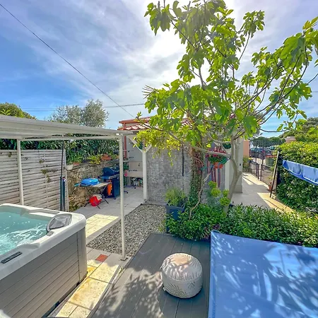 Beachfront House With Private Jacuzzi And Garden Zadar