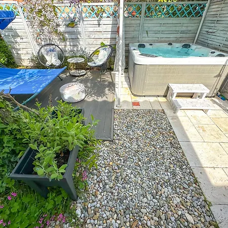 Beachfront House With Private Jacuzzi And Garden Apartment