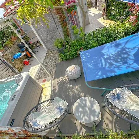 Beachfront House With Private Jacuzzi And Garden Apartment