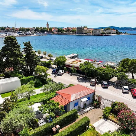 Beachfront House With Private Heated Jacuzzi And Garden Lägenhet *