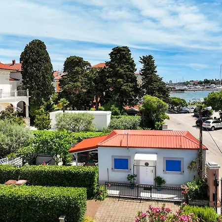 Beachfront House With Private Jacuzzi And Garden Lägenhet Zadar