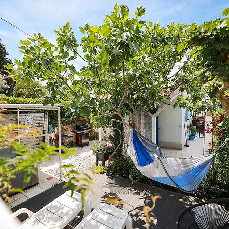 Beachfront House With Private Jacuzzi And Garden Zadar