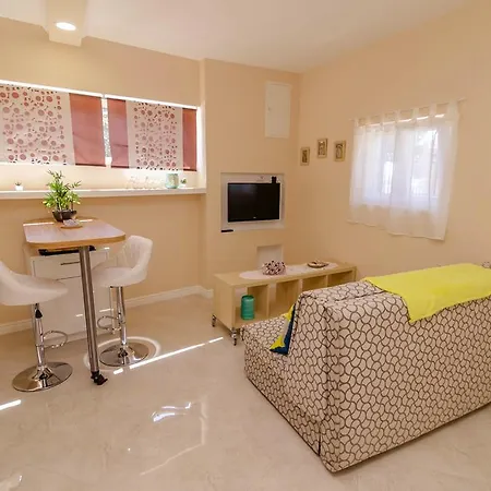 Beachfront House With Private Jacuzzi And Garden Lägenhet