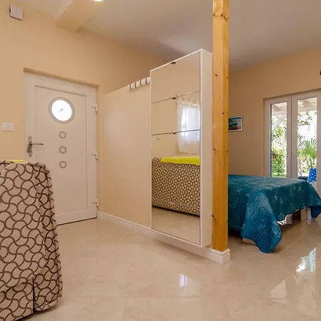 Beachfront House With Private Heated Jacuzzi And Garden דירה *