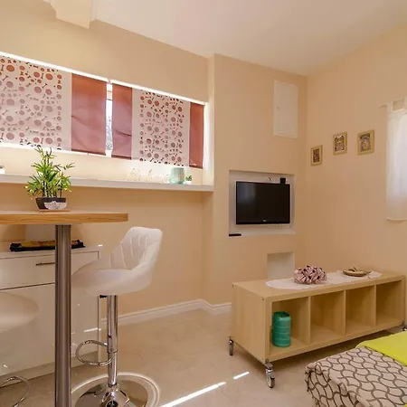 Beachfront House With Private Jacuzzi And Garden Apartment Zadar