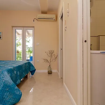 Beachfront House With Private Jacuzzi And Garden Apartment *