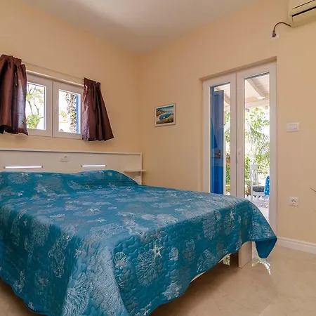 Apartment Beachfront House With Private Jacuzzi And Garden Zadar
