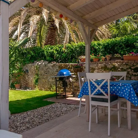 Beachfront House With Private Jacuzzi And Garden Apartment