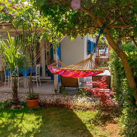Beachfront House With Private Jacuzzi And Garden Apartment *