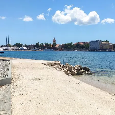 Daire Beachfront House With Private Heated Jacuzzi And Garden