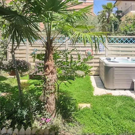 Beachfront House With Private Jacuzzi And Garden *