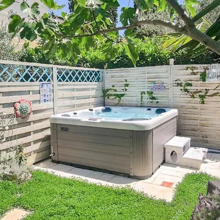 Beachfront House With Private Jacuzzi And Garden Apartment *