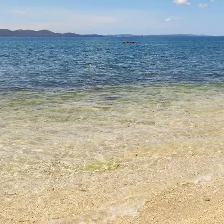 Beachfront House With Private Jacuzzi And Garden Lägenhet
