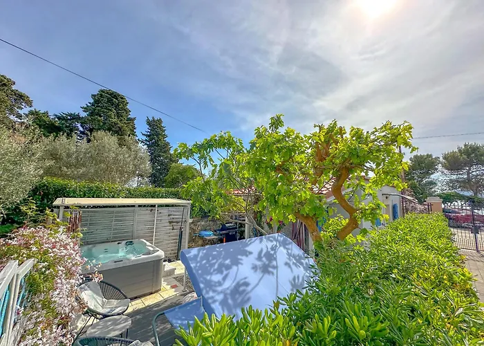 Beachfront House With Private Heated Jacuzzi And Garden Zadar