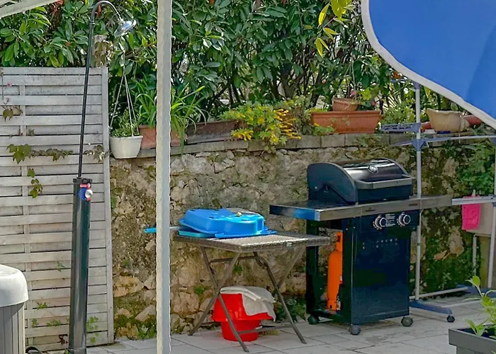 Apartamento Beachfront House With Private Heated Jacuzzi And Garden Zadar