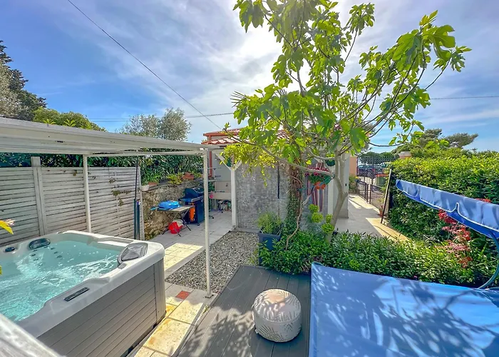 Beachfront House With Private Heated Jacuzzi And Garden Zadar