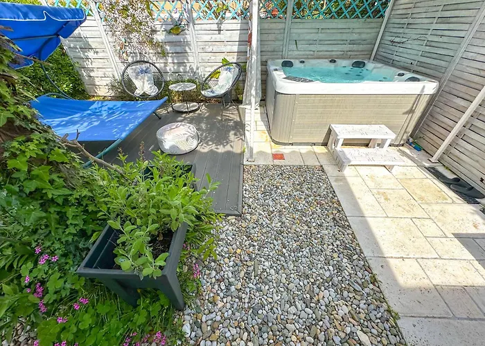 Beachfront House With Private Heated Jacuzzi And Garden Apartamento