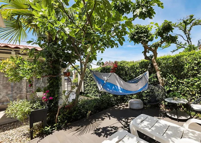 Beachfront House With Private Heated Jacuzzi And Garden Apartamento