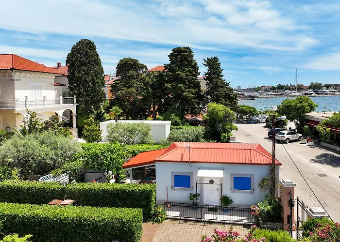 Beachfront House With Private Heated Jacuzzi And Garden Apartamento Zadar