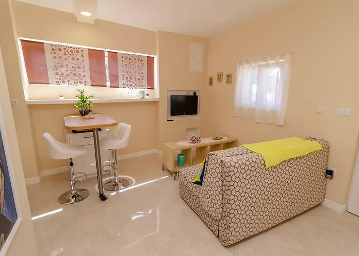 Beachfront House With Private Heated Jacuzzi And Garden Apartamento