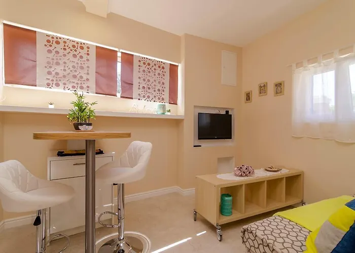 Beachfront House With Private Heated Jacuzzi And Garden Apartamento Zadar