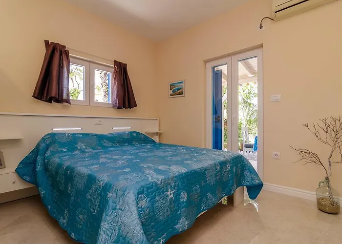 Apartamento Beachfront House With Private Heated Jacuzzi And Garden Zadar