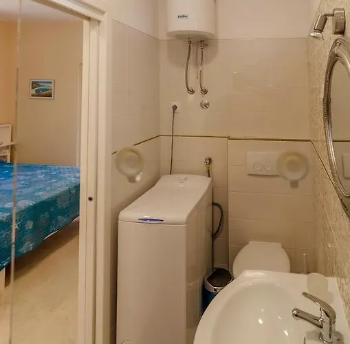 Beachfront House With Private Heated Jacuzzi And Garden Apartamento Zadar