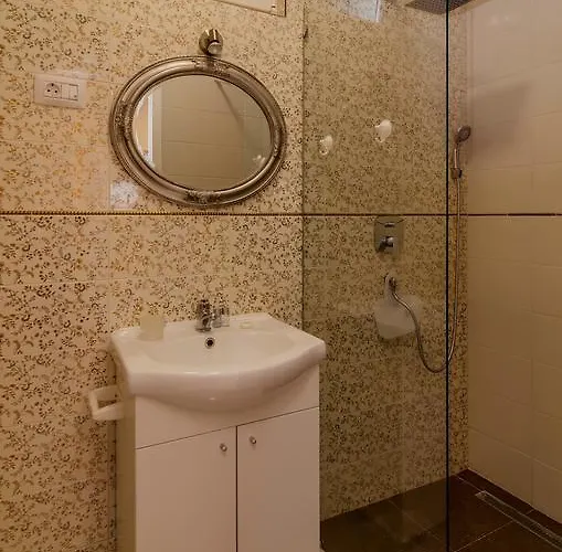 Beachfront House With Private Heated Jacuzzi And Garden Zadar