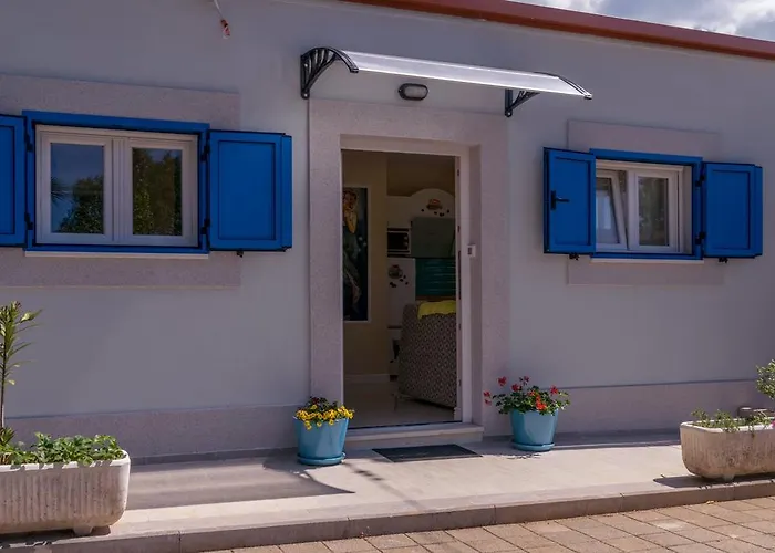 Beachfront House With Private Heated Jacuzzi And Garden Zadar