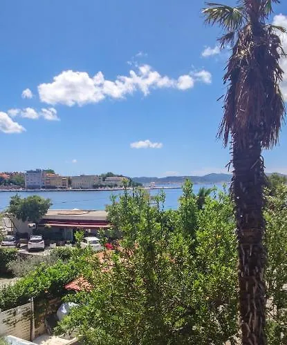 Beachfront House With Private Heated Jacuzzi And Garden *